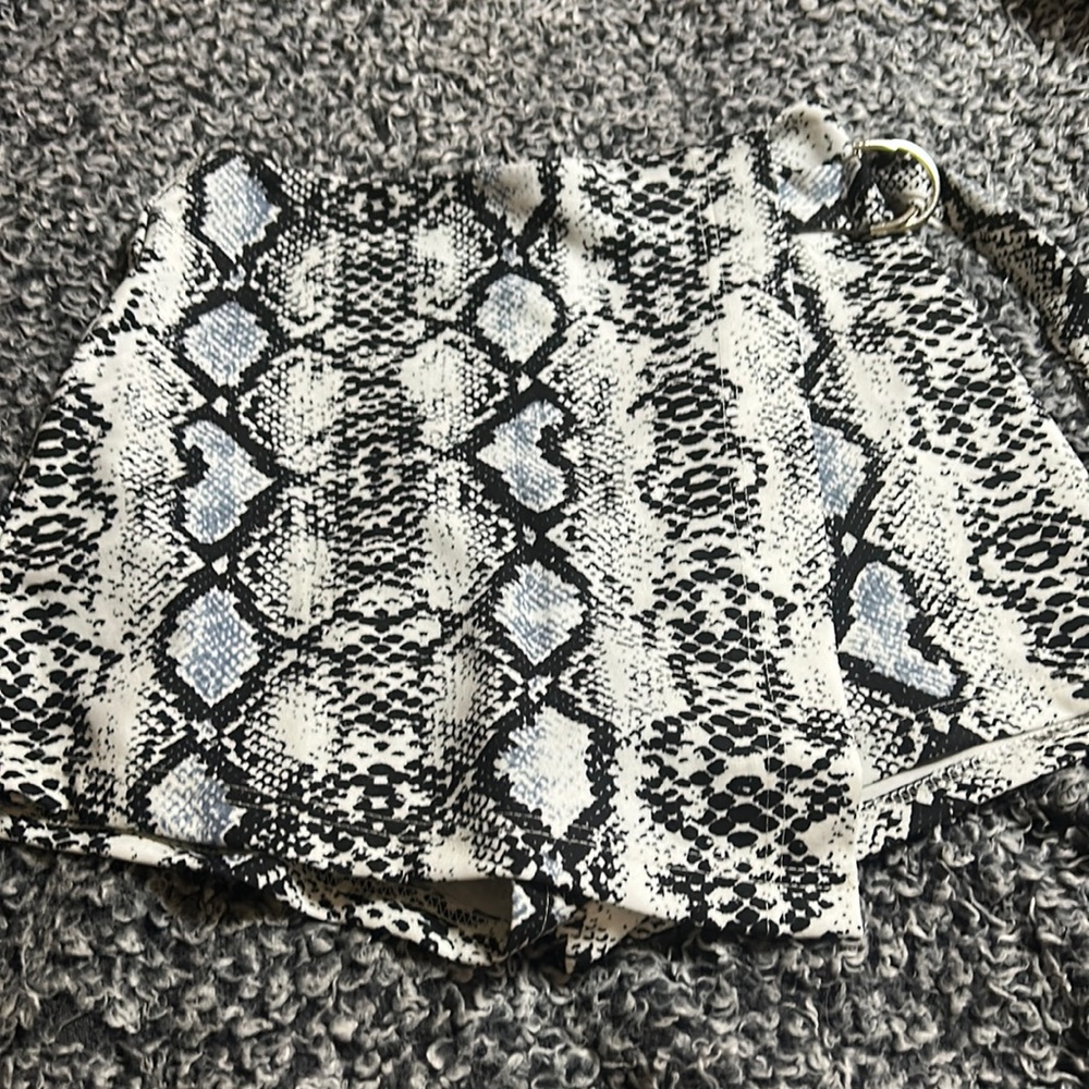 Snakeskin skort